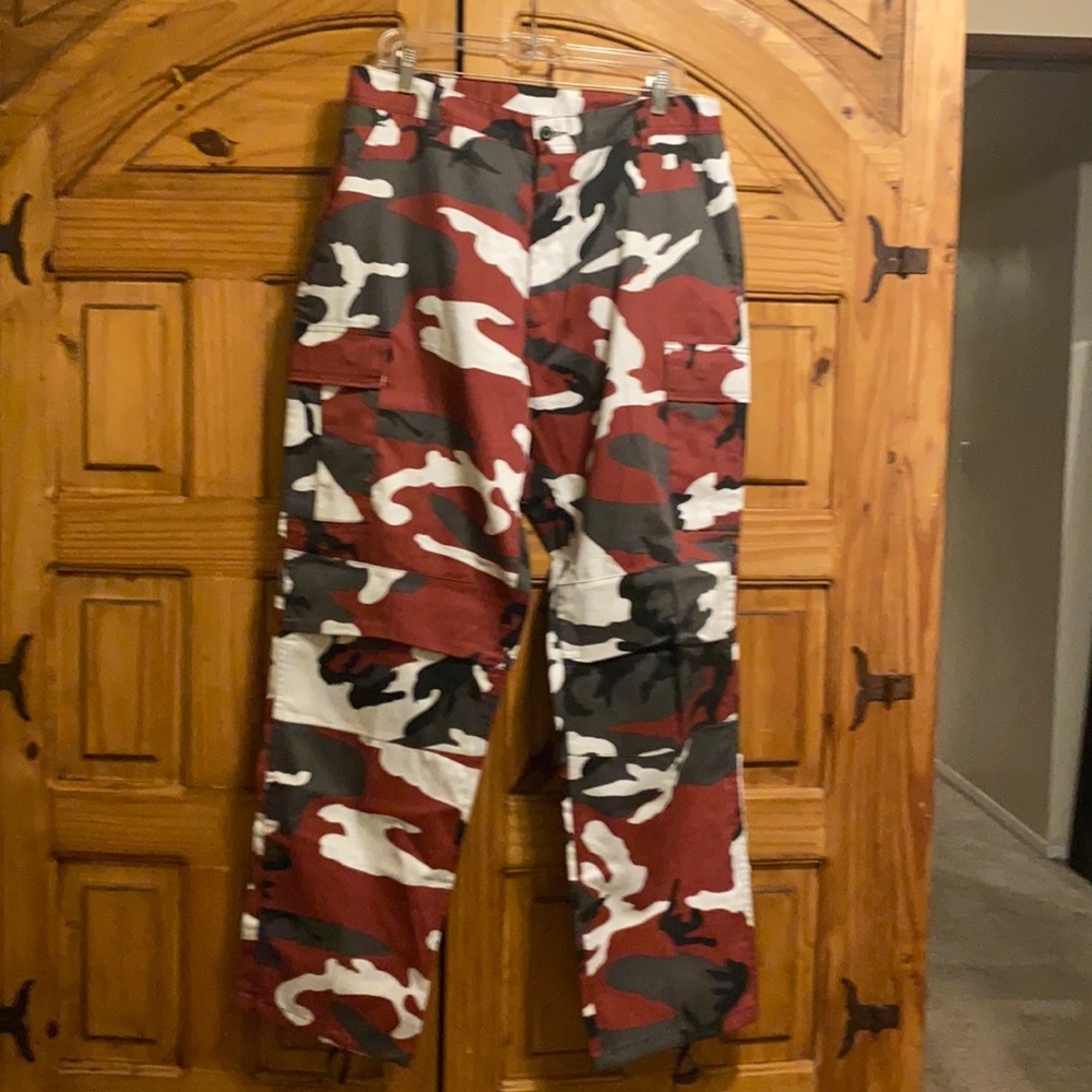 Men’s cammo cargo pants